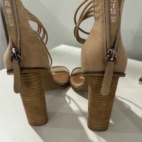 Aflux Sandal in Natural Nubuck
Alias Mae
Color:Natural Nubuck - Picture 3 of 4